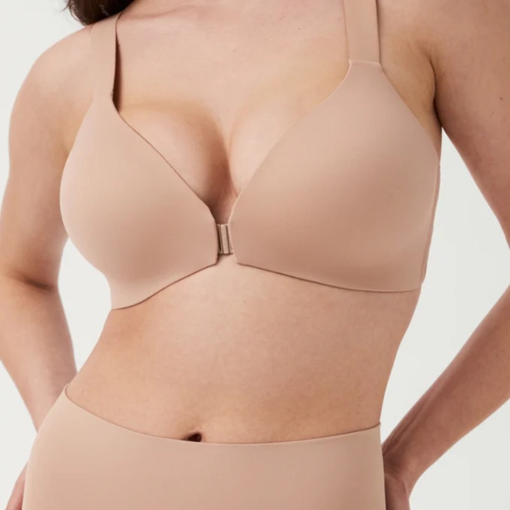 SPANX Nude Front-Close Seamless Molded Bra